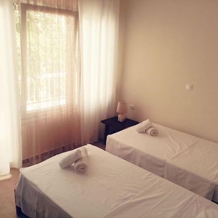 3 Room Apartment By The Beach - Free Parking Peraía Kültér fotó