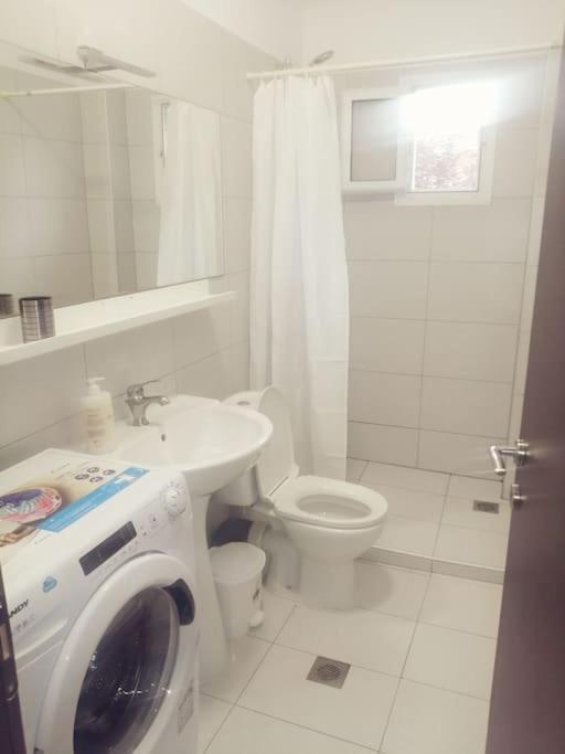 3 Room Apartment By The Beach - Free Parking Peraía Kültér fotó