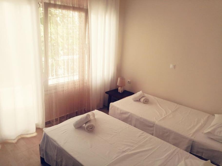3 Room Apartment By The Beach - Free Parking Peraía Kültér fotó